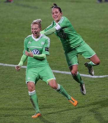 VfL Wolfsburg (GER) vs. Roa IL (NOR) Torjubel 2-1 Zsanett Jakabfi (VfL Wolfsburg), rechts gratuliert im Sprung Nadine Kessler (VfL Wolfsburg)