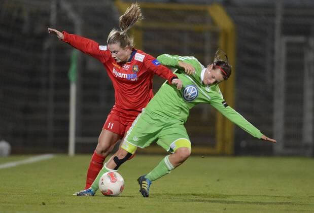 Emilie Haavi (li., R) und Viola Odebrecht (re., WOB), VfL Wolfsburg (WOB) - Röa IL (R), Fußball, UEFA Women - Champions League, Saison 2012 2013, Wolfsburg, 01.11.2012,