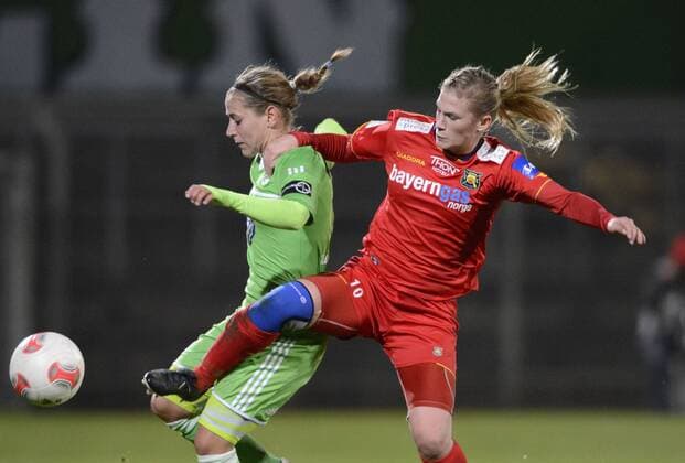 Anna Blässe (li., WOB) und Madeleine Giske (R), VfL Wolfsburg (WOB) - Röa IL (R), Fußball, UEFA Women - Champions League, Saison 2012 2013, Wolfsburg, 01.11.2012,