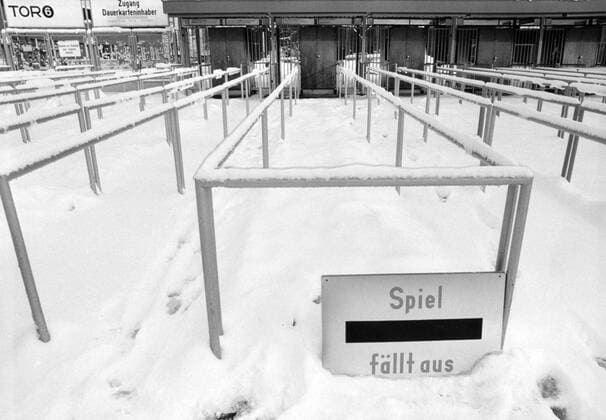 Fußball, Stadiongeschichte Stuttgarter Kickers Spielabsage in Stuttgart: Der Eingang zum Neckarstadion versinkt im Schnee, Das Spiel der Stuttgarter Kickers fällt aus