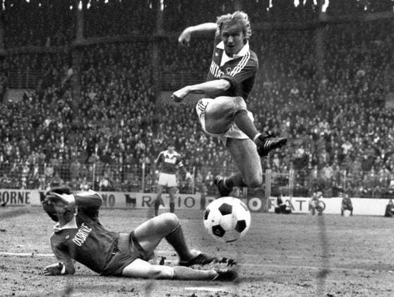 VfL Bochum vs Hamburger SV HSV: Horst Hrubesch (HSV) erzielt gegen Dieter Bast das 0:1
