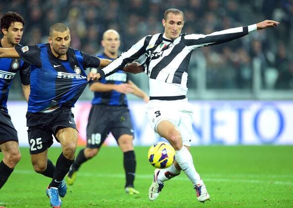 FUSSBALL INTERNATIONAL SERIE A SAISON 2012 2013 Juventus Turin - Inter Mailand 03.11.2012 Walter Samuel (li, Inter Mailand) gegen Giorgio Chiellini (Juventus Turin) 