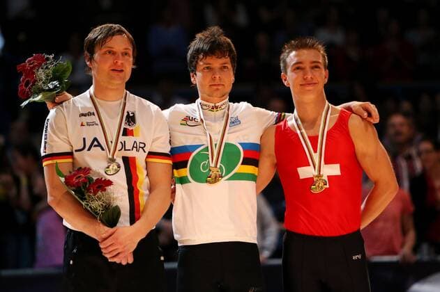 Aschaffenburg Kunstradfahren UCI Hallenradsport-Weltmeisterschaften 2012, Siegerehrung Single Men, v.l. Florian Blab (GER2, Platz), Weltmeister David Schnabel (GER), Yannick Martens (SUI, 3. Platz)