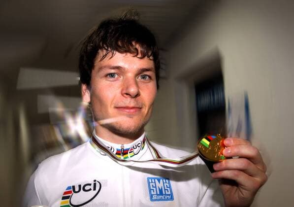 Aschaffenburg Kunstradfahren UCI Hallenradsport-Weltmeisterschaften 2012, Single Men, Weltmeister David Schnabel (GER) mit seiner Goldmedaille