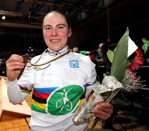 Aschaffenburg Kunstradfahren UCI Hallenradsport-Weltmeisterschaften 2012, Single Women, Weltmeisterin Corinna Hein (GER) mit ihrer Goldmedaille