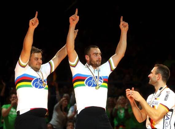Aschaffenburg UCI Hallenradsport-Weltmeisterschaften 2012, Radball Schweizer Jubel über den Weltmeistertitel, v.l. Roman Schneider, Dominik Planzer (SUI)