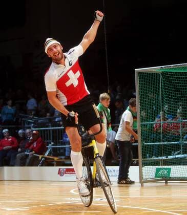 Aschaffenburg Kunstradfahren UCI Hallenradsport-Weltmeisterschaften 2012, Radball Schweizer Jubel über den Weltmeistertitel, Dominik Planzer (Sui)