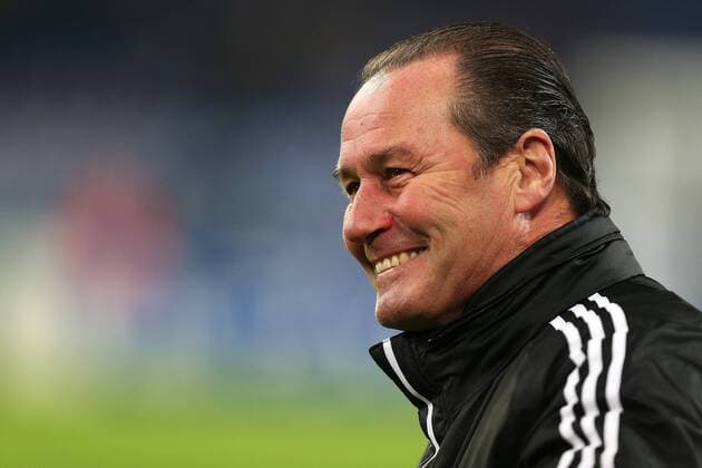 Fußball Champions League Schalke 04 - FC Arsenal am 06.11.2012 in der Veltins-Arena in Gelsenkirchen Trainer Huub Stevens ( Schalke ) grinst