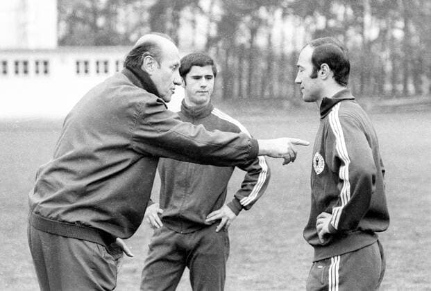Training der BR Deutschland - Bundestrainer Helmut Schön (li.) und Hans Rebele, dahinter Gerd Müller