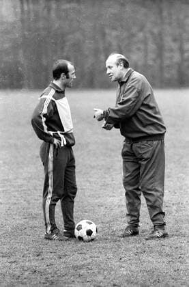 Training der BR Deutschland - Bundestrainer Helmut Schön (re.) und Hans Rebele