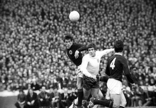 Schottland - England 0:0 - John O Hare (Schottland, li.) gegen Emlyn Hughes (England)