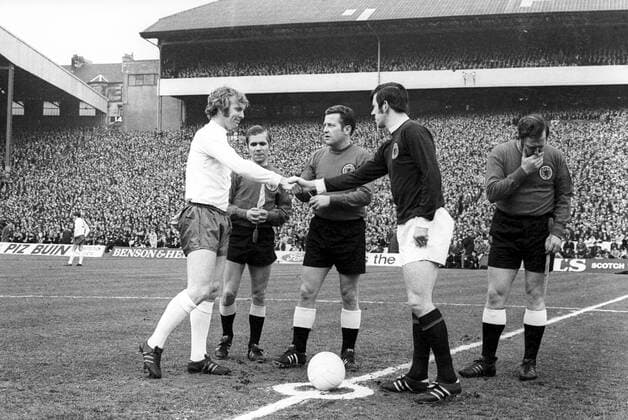 Schottland - England 0:0 - Kapitän Bobby Moore (England, li.) und sein Amtskollege John Greig (Schottland), dahinter Schiedsrichter Gerhard Schulenburg und seine Linienrichter Walter Horstmann (re.) sowie Elmar Schäfer (alle BR Deutschland)