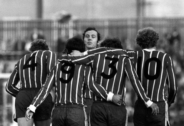 FC Bayern München (dunkle Hose) vs MSV Duisburg: Jubel um Franz Beckenbauer (Mitte)
