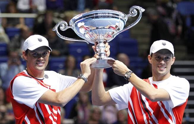 LONDON, Nov. 8, 2012 -- Bob Bryan and Mike Bryan of the United States pose with the ATP Tennis Herren World Tour No.1 Doubles Team award trophy at the O2 Arena in London, Britain, on Nov. 8, 2012. 