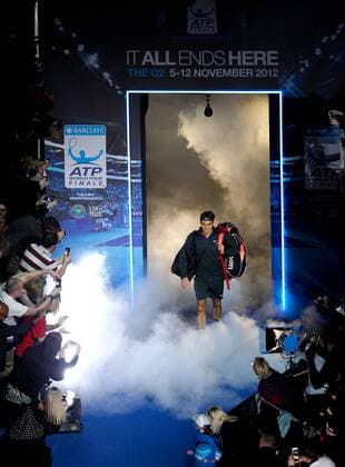 LONDON, Nov. 8, 2012 -- Switzerland s Roger Federer enters the arena prior to the men s singles match at the ATP Tennis Herren World Tour Finals in the O2 Arena in London, Britain, on Nov. 8, 2012. 