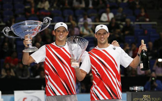 08.11.2012 London, England. Bob and Mike Bryan receive the ATP Tennis Herren World Tour No.1 Doubles Team Award and the ATPWorldTour.com Fans Favourite Doubles Award. xHongboxChenx  ActionPlus11345446