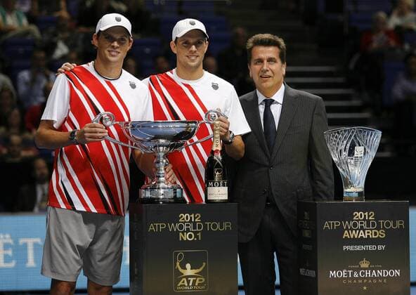 08.11.2012 London, England. Bob and Mike Bryan receive the ATP Tennis Herren World Tour No.1 Doubles Team Award and the ATPWorldTour.com Fans Favourite Doubles Award. xHongboxChenx  ActionPlus11345449