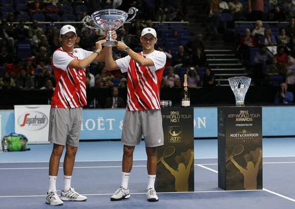 08.11.2012 London, England. Bob and Mike Bryan receive the ATP Tennis Herren World Tour No.1 Doubles Team Award and the ATPWorldTour.com Fans Favourite Doubles Award. xHongboxChenx  ActionPlus11345451