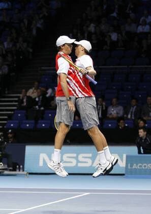 08.11.2012 London, England. Bob and Mike Bryan receive the ATP Tennis Herren World Tour No.1 Doubles Team Award and the ATPWorldTour.com Fans Favourite Doubles Award. xHongboxChenx  ActionPlus131670