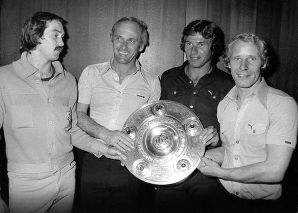 Borussia Mönchengladbach, Deutscher Meister der Saison 1977 1978, v.li.: Uli Stielike, Trainer Udo Lattek, Jupp Heynckes und Berti Vogts