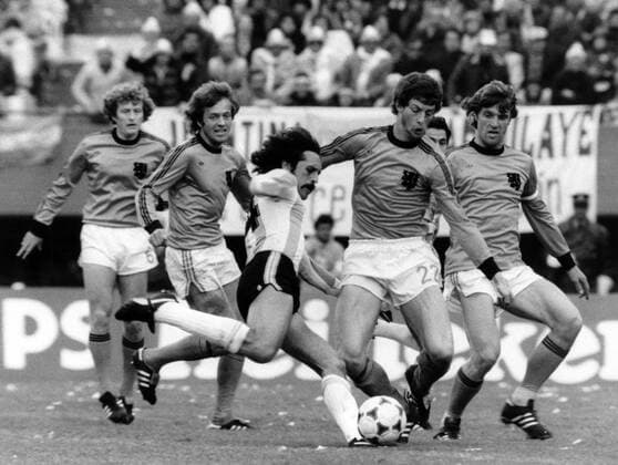 Leopoldo Luque (Argentinien, Mitte) gegen v.li.: Wim Jansen, Arie Haan, Ernie Brandts und Ruud Krol (alle Niederlande)