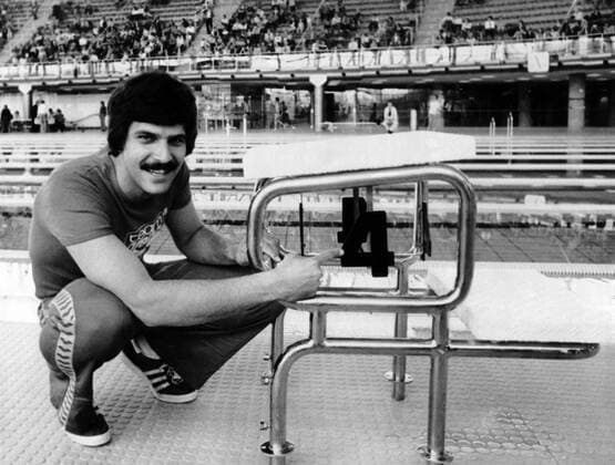 Mark Spitz (USA) mit seinem Startblock aus Gold, ein Geschenk der Stadt München
