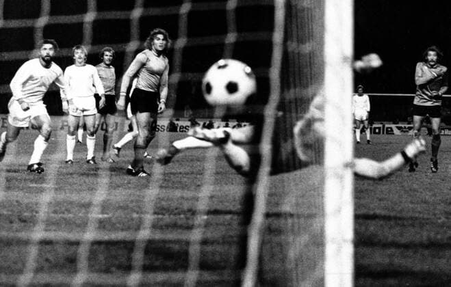 Ivan Curkovic (AS St. Etienne) kassiert im Finale um den Europapokal der Landesmeister 1975 1976 das Tor zum 1:0 durch Franz -Bulle- Roth (nicht im Bild), li. Gerd Müller und Jupp Kapellmann (alle FC Bayern München)