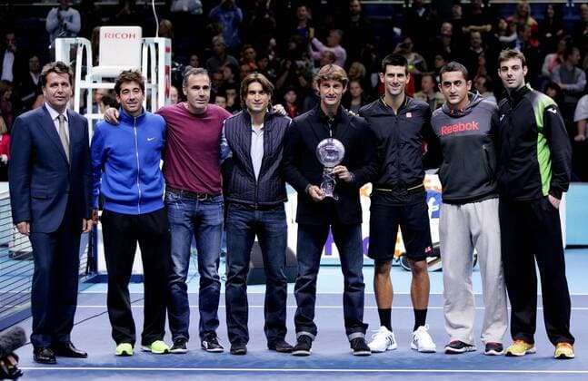 TENNIS - ATP Tennis Herren World Tour Finals 2012 LONDON,ENGLAND,09.NOV.12 - TENNIS - ATP Tennis Herren World Tour Finals. Bild zeigt Brad Drewett (ATP), Marc Lopez, Kapitän Alex Corretja, David Ferrer, Juan Carlos Ferrero (ESP), Novak Djokovic (SRB), Nicolas Almagro und Marcel Granollers (ESP). Keywords: Pokal, Retirement Award, Ehrung. 