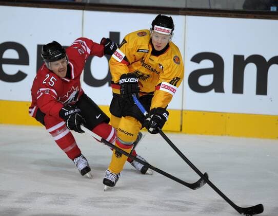 09.11.2012, Eishockey Deutschland Cup 2012, Olympia-Eishalle München, Deutschland - Kanada, v.li: Jamie Fraser (CAN) gegen Philip Gogulla (GER).