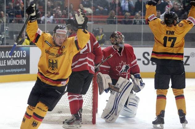 Jubel nach Tor zum 1-0 durch Marcus KINK (re),li:Benedikt KOHL,hi:Torhüter Sebastien CARON (CAN). Eishockey:Deutschland Cup 2012. Deutschland-Kanada (GER-CAN). Nationalmannschaft,Laenderspiel am 09.11.2012.