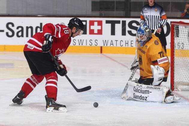 Eishockey Deutschland-Cup: Deutschland - Kanada am Freitag (09.11.2012) in der Olympia-Eissporthalle in München Matt Pettinger ( Kanada ), links - Rob Zepp ( Deutschland ), rechts