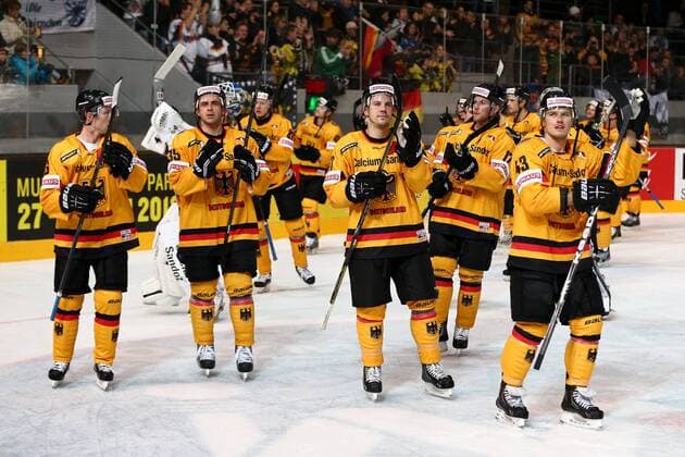 Eishockey Deutschland-Cup: Deutschland - Kanada am Freitag (09.11.2012) in der Olympia-Eissporthalle in München Team Deutschland - happy