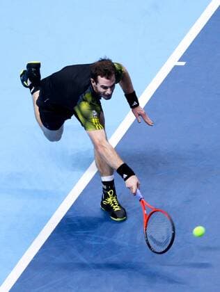 Andy Murray of Britain returns the ball during the men s singles match at the ATP Tennis Herren World Tour Finals in the O2 Arena in London, Britain, on Nov. 9, 2012. . (Xinhua Tang Shi) 
