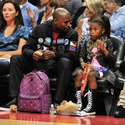 November 7, 2012: Champion boxer Floyd Mayweather Jr. with his daughter as The Los Angeles Clippers host the San Antonio Spurs during the NBA Basketball Herren USA game at Staples Center in Los Angeles, California. Basketball Herren USA 2012: Spurs vs Clippers NOV 07 - ZUMAcg3