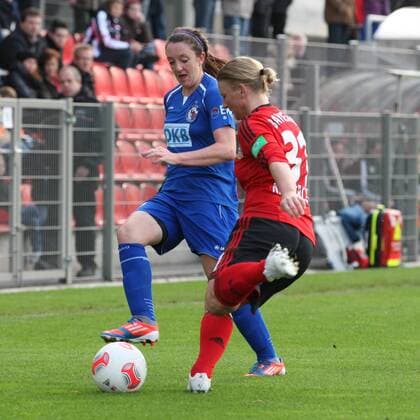 Susanne KASPERCZYK (Bayer 04 Leverkusen) klärt vor Lisa EVANS (1. FFC Turbine Potsdam)