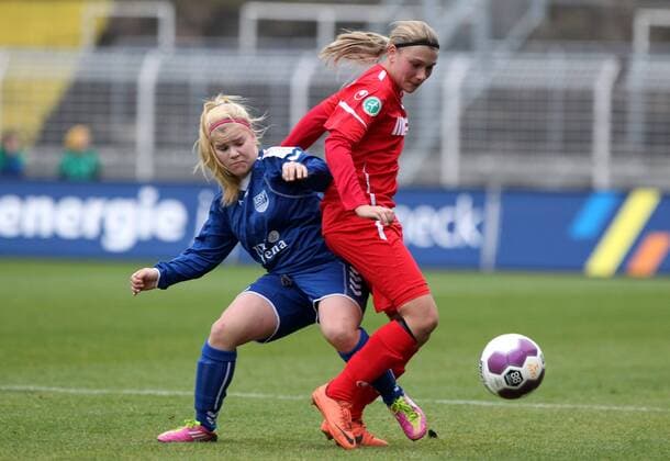 GER, 1.Bundesliga, Frauen, FF USV Jena vs VFL Sindelfingen 11.11.12, Jena, Ernst-Abbe-Sportfeld, GER, 1.Bundesliga, Frauen, FF USV Jena vs VFL Sindelfingen im Bild Sara Löser (Jena) gegen Stefanie Grimm (Sindelfingen) during the match between FF USV Jena and VFL Sindelfingen on 2012 11 11