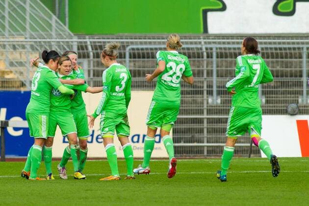 Torjubel - Torschützin Martina Müller (VfL Wolfsburg) trifft zum 1-1 - 1. Fußball Bundesliga Punktspiel Saison 2012-13 VFL Wolfsburg vs. 1. FFC Frankfurt im Stadion am Elsterweg in Wolfsburg - Aktion, 11.11.2012, Deutschland, Fußball,Frau,Frauen