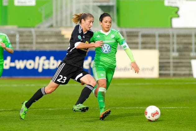 Zweikampf - Nadine Keßler (VfL Wolfsburg) gegen Bianca Schmidt (1. FFC Frankfurt) - 1. Fußball Bundesliga Punktspiel Saison 2012-13 VFL Wolfsburg vs. 1. FFC Frankfurt im Stadion am Elsterweg in Wolfsburg - Aktion, 11.11.2012, Deutschland, Fußball,Frau,Frauen