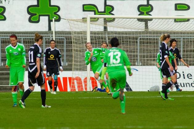 Torjubel - Torschützin Zsanett Jakabfi (VfL Wolfsburg) trifft zum 2-1 - 1. Fußball Bundesliga Punktspiel Saison 2012-13 VFL Wolfsburg vs. 1. FFC Frankfurt im Stadion am Elsterweg in Wolfsburg - Aktion, 11.11.2012, Deutschland, Fußball,Frau,Frauen