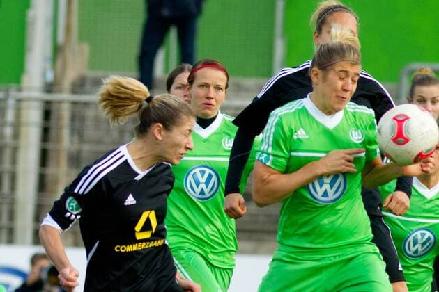 Torschützin Bianca Schmidt (1. FFC Frankfurt) trifft zum 0-1 - 1. Fußball Bundesliga Punktspiel Saison 2012-13 VFL Wolfsburg vs. 1. FFC Frankfurt im Stadion am Elsterweg in Wolfsburg - Aktion, 11.11.2012, Deutschland, Fußball,Frau,Frauen