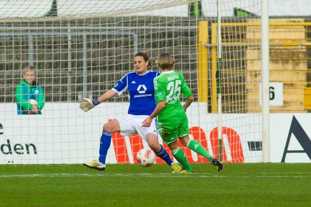 Torschützin Martina Müller (VfL Wolfsburg) trifft zum 1-1 - 1. Fußball Bundesliga Punktspiel Saison 2012-13 VFL Wolfsburg vs. 1. FFC Frankfurt im Stadion am Elsterweg in Wolfsburg - Aktion, 11.11.2012, Deutschland, Fußball,Frau,Frauen