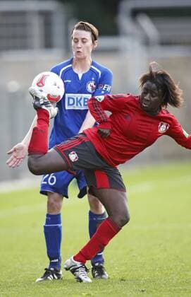 am 11.11.2012 Bayer 04 Leverkusen vs Turbine Potsdam HIER: Bayer 04 Leverkusen wusste zu gefallen und zu beeindrucken wie hier Eunice Beckmann rot Eunice Beckmann gegen Jaques Heleen blau Turbine Potsdam