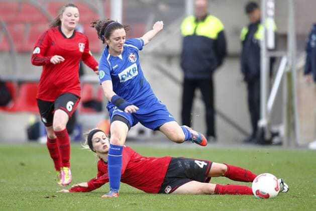 am 11.11.2012 Bayer 04 Leverkusen vs Turbine Potsdam HIER: nur 257 Zuschauer sahen teilweise packende Zweikämpfe wie hier 25 Lisa Evans Turbine Potsdam + 4 Kathrin Hendrich und 6 Claudia Götte Bayer 04 Leverkusen