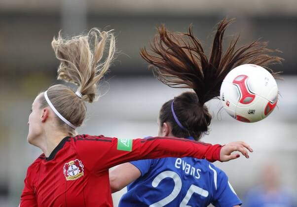 Zwei Fußballerinnen im Luftkampf