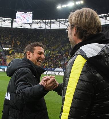 shake hands, Begruessung zwischen Jürgen KLOPP (Trainer Bor. Dortmund) und Markus WEINZIERL (Trainer FC Augsburg), vor dem Spiel, vor Spielbeginn, Fussball, Männer, GER, 1. Bundesliga, 11. Spieltag, FC Augsburg vs. Borussia Dortmund, Saison 2012 - 2013, 10.11.2012,