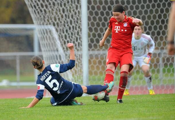 (l.) Carmen HÖFFLIN (SC Freiburg) im Zweikampf mit (r.) Sandra DE POL (FC Bayern München) FC Bayern München vs. SC Freiburg, 9. Spieltag, Frauen-Bundesliga, Saison 2012 13