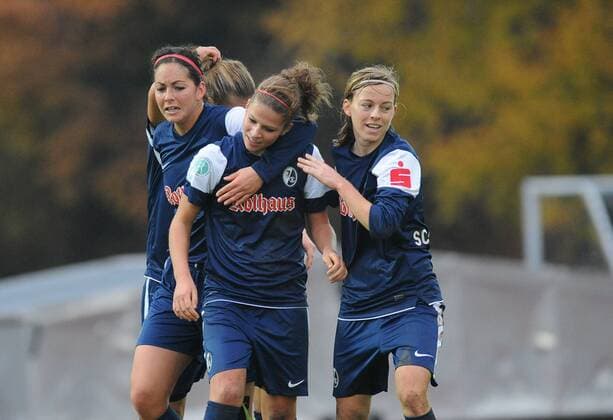 Jubel bei den Spielerinnen vom SC Freiburg FC Bayern München vs. SC Freiburg, 9. Spieltag, Frauen-Bundesliga, Saison 2012 13
