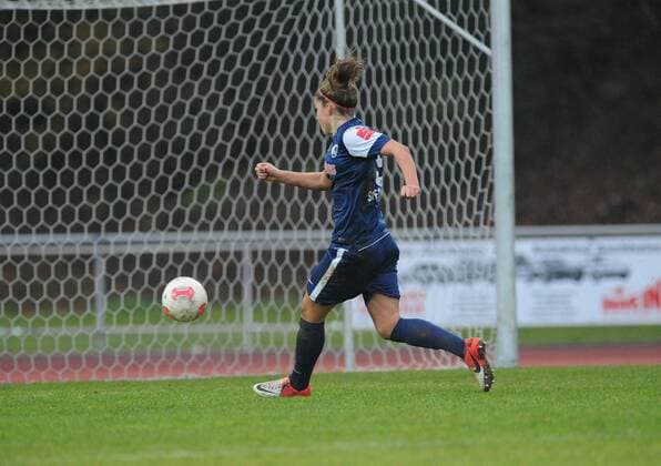 Melanie LEUPOLZ (SC Freiburg) macht hier das 2:0 FC Bayern München vs. SC Freiburg, 9. Spieltag, Frauen-Bundesliga, Saison 2012 13