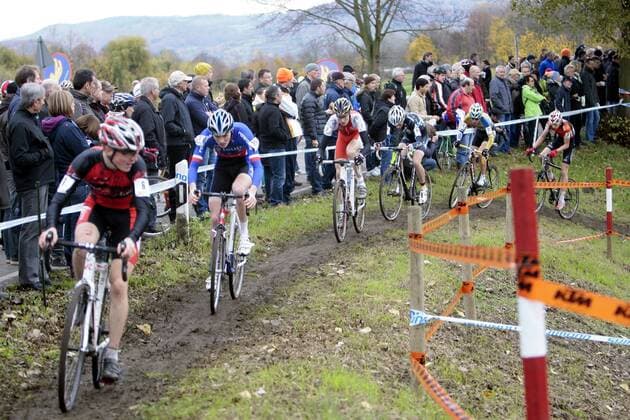 Radsport - 7. ENTEGA City Cross Cup Lorsch - 11.11.2012 - Lorsch v. l. Eine prächtige Zuschauerkulisse begleitete die Rennen Aktion, Einzelbild -