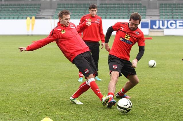 FUSSBALL - AUT vs CIV, Testspiel, Vorberichte, Training PASCHING,AUSTRIA,12.NOV.12 - FUSSBALL - ÖFB Länderspiel, Österreich vs Elfenbeinküste, Freundschaftsspiel, Vorberichte, Training Nationalteam AUT. Bild zeigt Andreas Weimann und Christian Fuchs (AUT). 